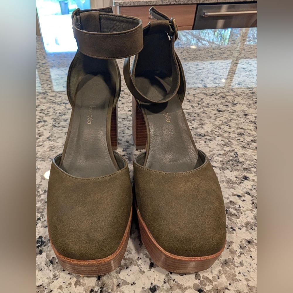 House of Harlow 1960 Olive Platform Heels